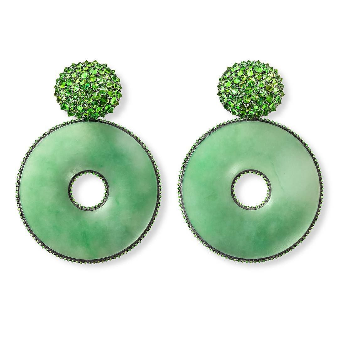 Hemmerle On Instagram: “Pairing Bright #Greendemantoids With The Softer ... within The Unexpected Beauty of Pairing Bright Floral Hues With Crisp White Metal Discs