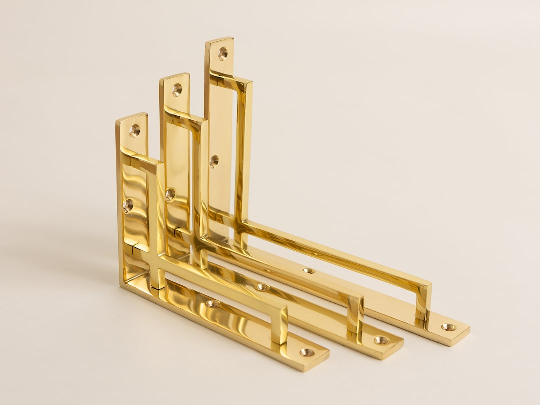 Selecting the Right Wall Bracket for Heavy Brass Hardware
