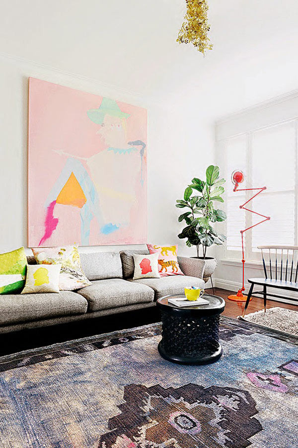 Making a Statement How Oversized Art Defines Your Room’s Narrative