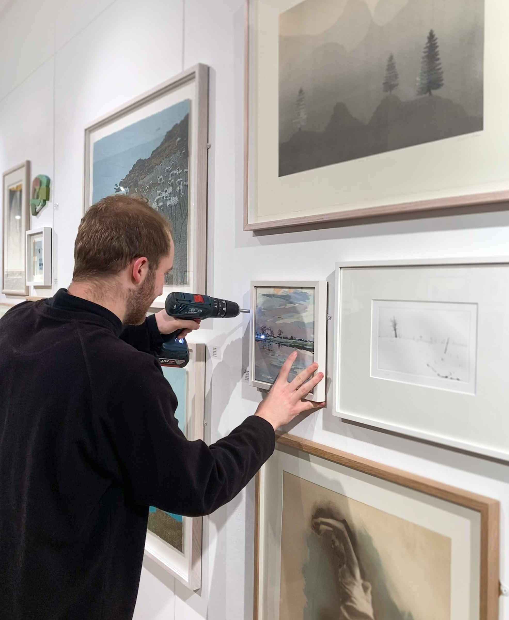 Unlocking Visual Harmony The Secrets to Hanging Art Like a Pro