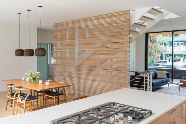 Expert Insights on Using Slatted Wood Walls to Enhance Privacy and Define Areas