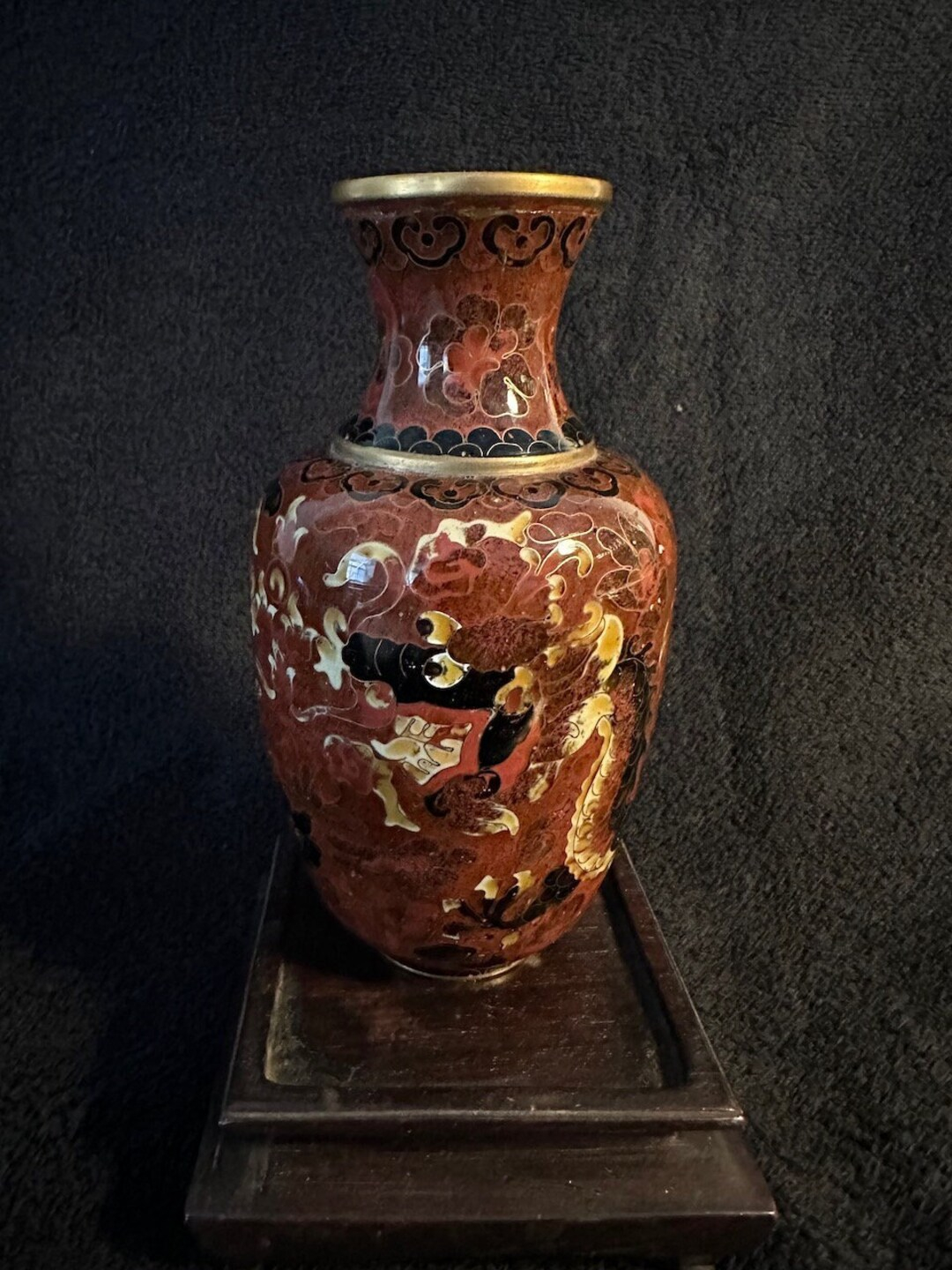 Exploring the Symbolism and Beauty of Chinese Red Imperial Dragon Vase Silk Work