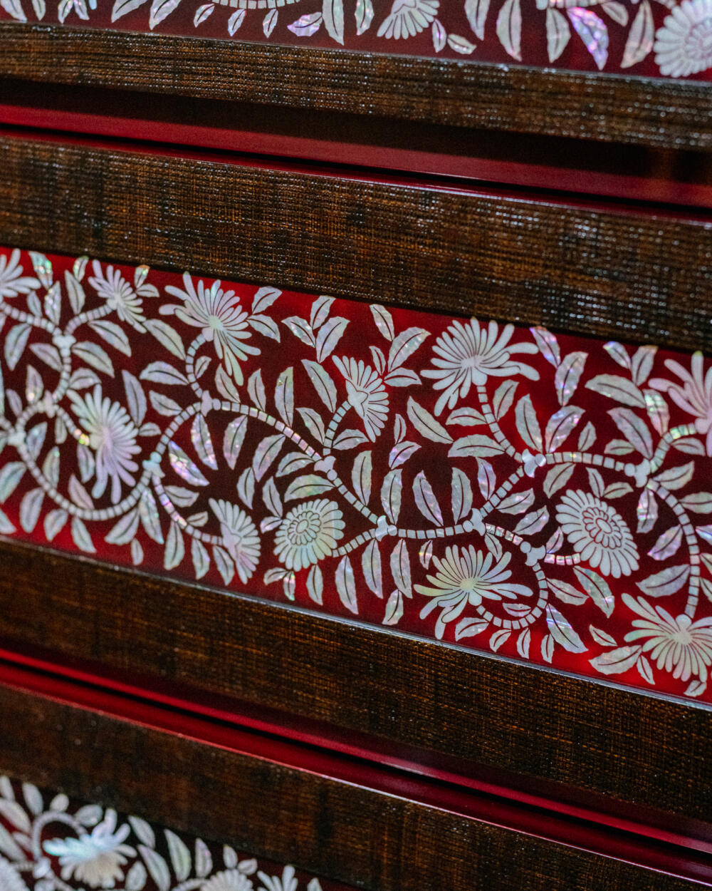 Mastering the Craft of Traditional Lacquer Work in Modern Display Art