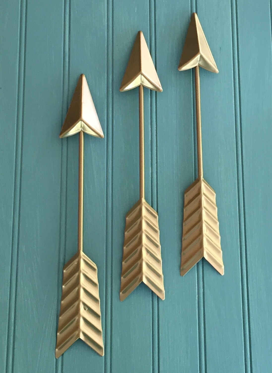 Balancing Elegance and Boldness in Gold Arrow Decor