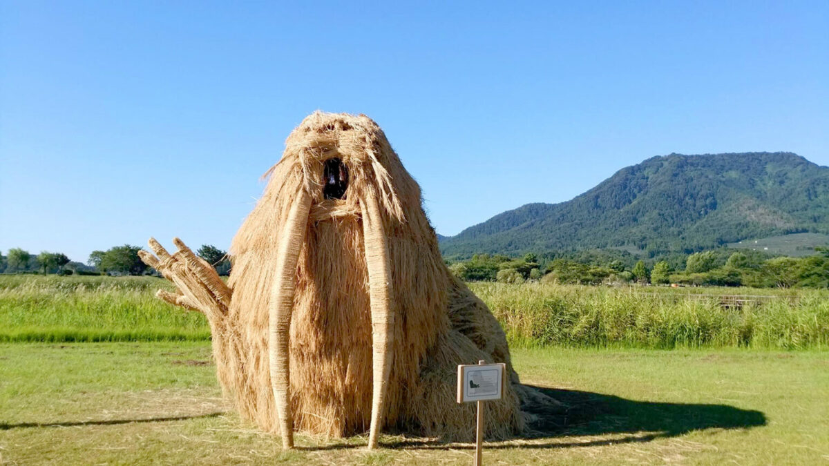 Exploring the craftsmanship behind straw and linen wall sculptures