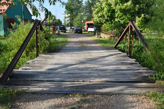 Red Oak’s Role in Preserving Historic Bridge Imagery